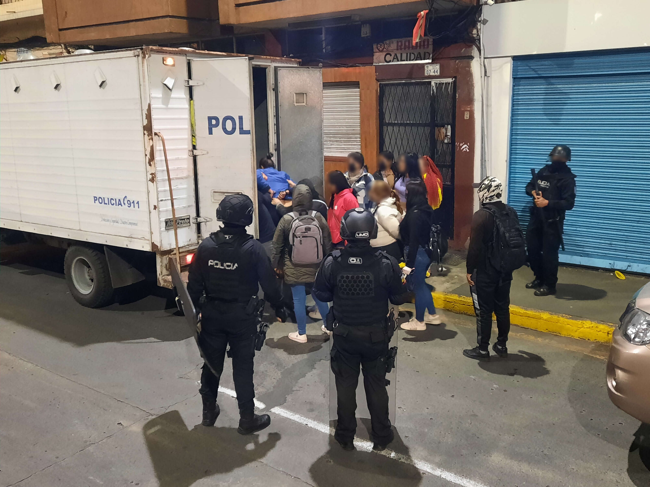 Con órdenes judiciales y en delito flagrante fueron aprehendidas las nueve personas en el operativo policial.