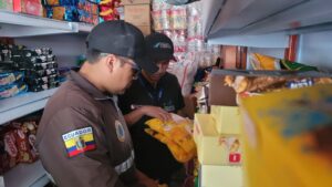 Productos caducados y de contrabando proliferan en Ibarra