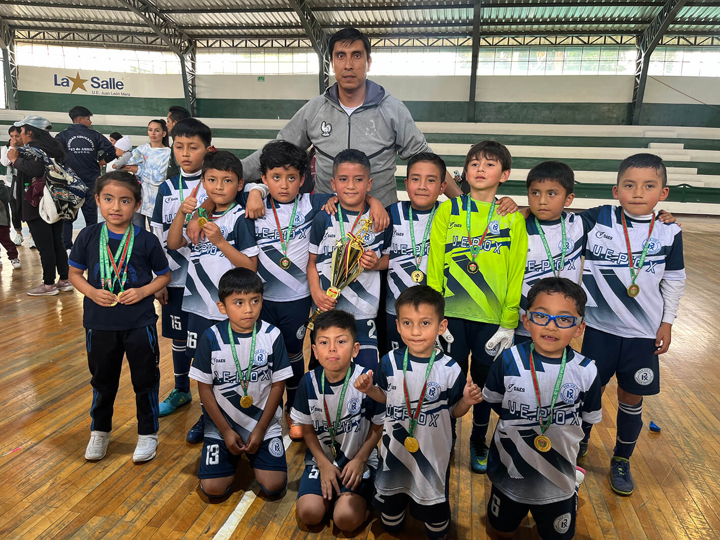 La selección masculina del Pio X mostró su alegría tras lograr el primer lugar Interescolar de Fútbol Sala en Tungurahua.