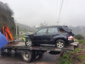Conductor pierde pista y rueda por una peña en el Paso Lateral Norte Ambato