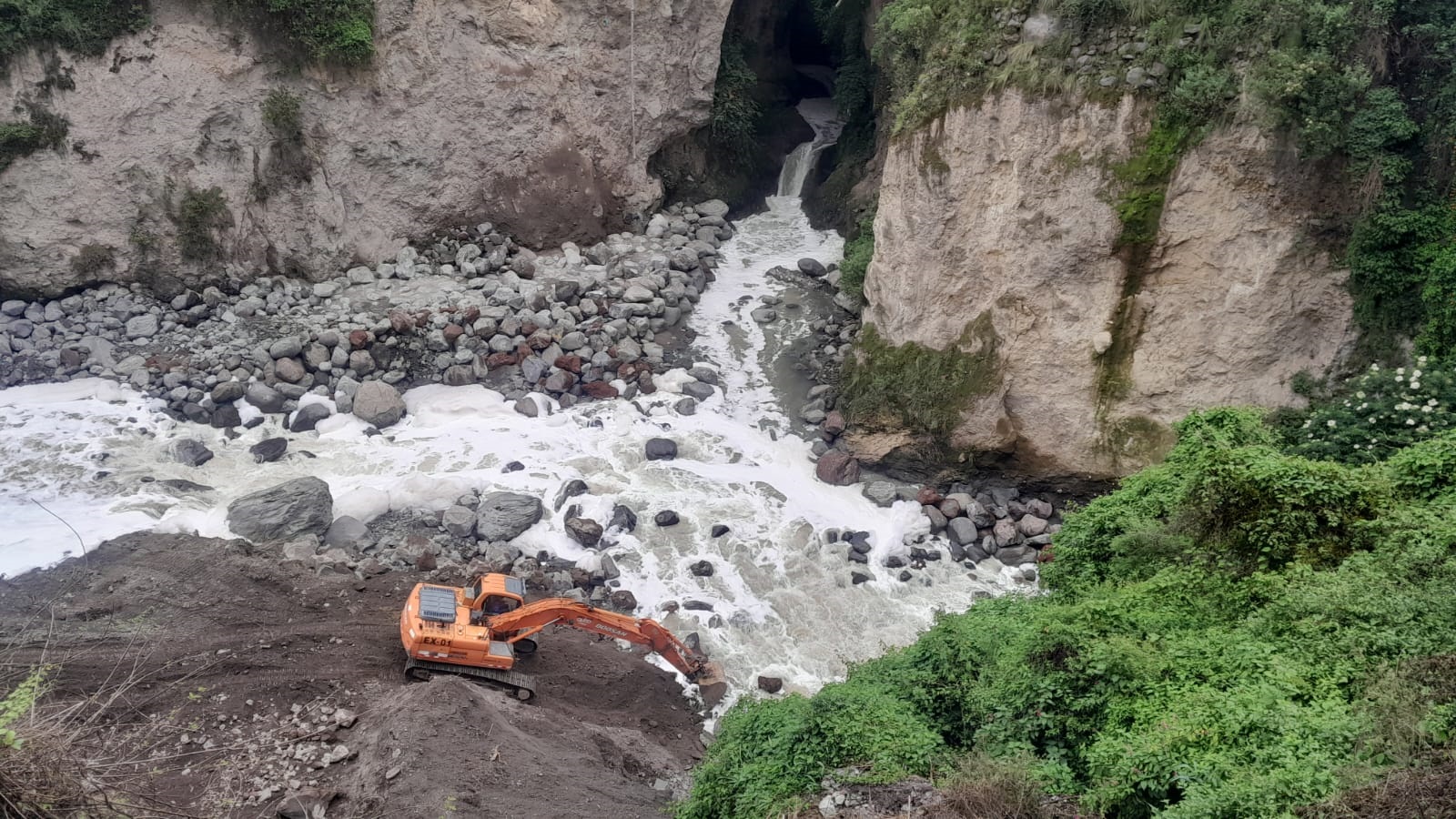 AMBIENTE. El río Machángara es contaminado por las aguas residuales de Quito por falta de tratamiento.