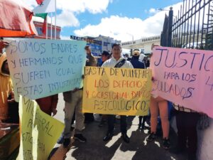 Padres de 41 aspirantes a soldados realizaron un plantón en la Esforse