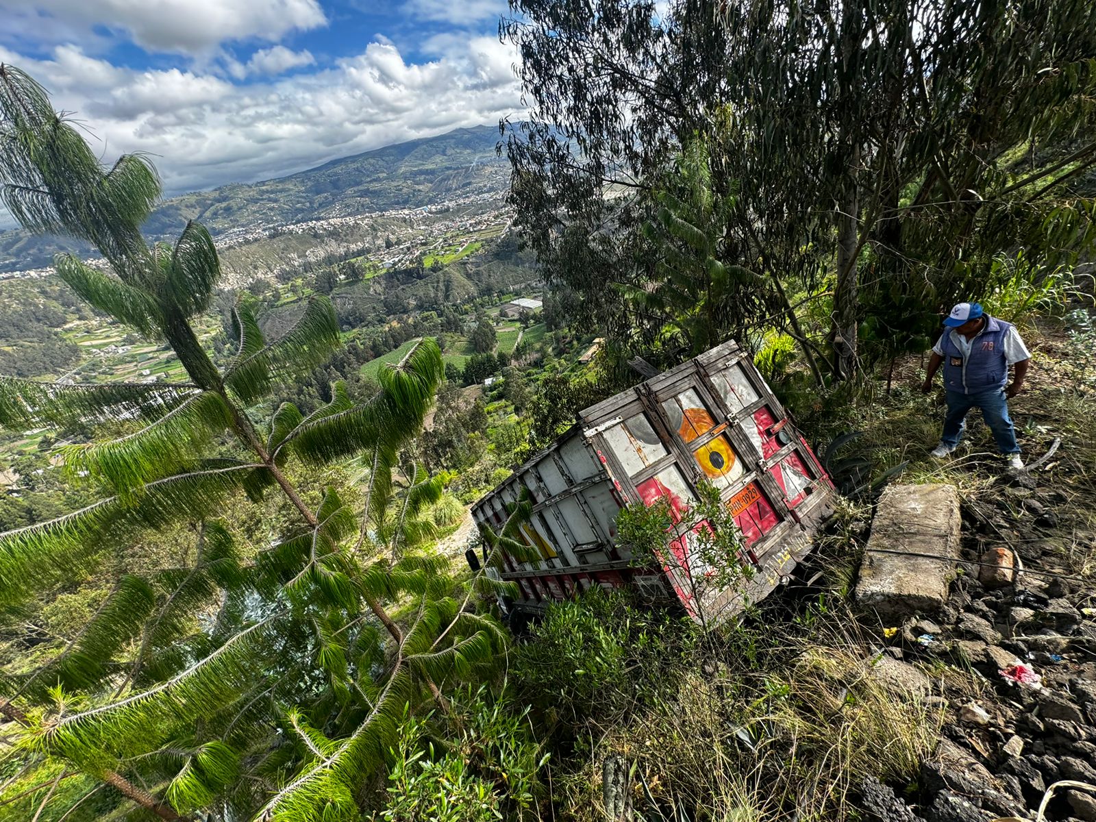 El camión habría tenido algún desperfecto mecánico.