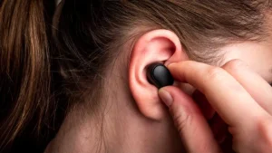 Conozca cómo evitar los daños auditivos que causa el uso de audífonos