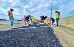 Municipio de Quevedo intensifica trabajos de asfaltado en la ciudad