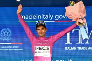 El ecuatoriano Narváez, heroico, gana la primera etapa y es el primer líder del Giro de Italia
