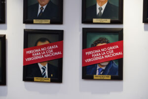 Contraloría: Cuadros de Carlos Pólit y Pablo Celi fueron tapados con el mensaje de ‘persona no grata’