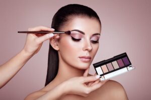 Taller de maquillaje y peinado profesional se realizará en Ambato