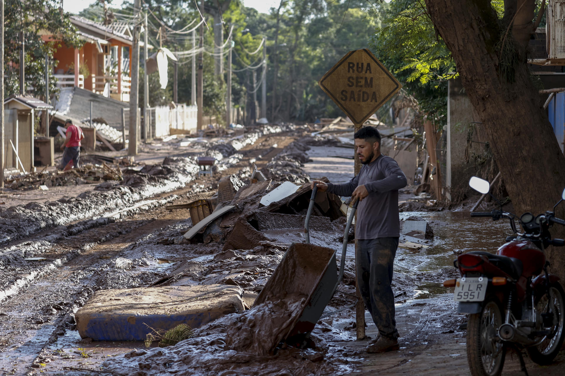 Tragedia. Un hombre retira el lodo que anegó su vivienda tras el desbordamiento del río Taquari en Rio Grande do Sul (Brasil).