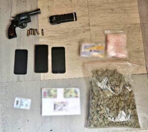 Dos hombres son detenidos con droga y armas en Pelileo