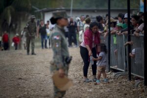 Mujeres migrantes, víctimas de robos, violación y con sus hijos a cuestas