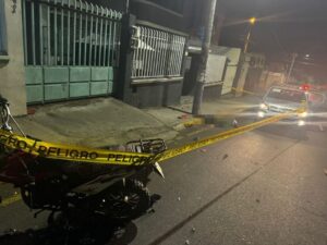 Motorizado muere al estrellarse contra un poste en Ambato
