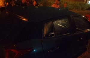 Delincuentes roban los accesorios de un carro en Picaihua, sur de Ambato.