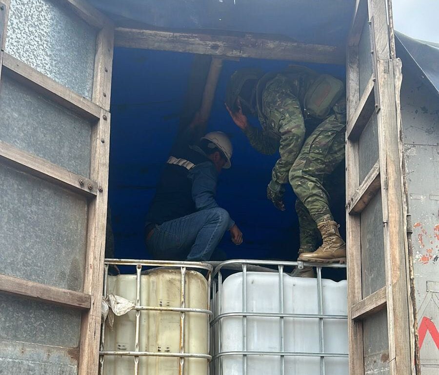 La Policía y el Ejército realizaron un operativo conjunto y decomisaron alrededor de mil galones de combustible.