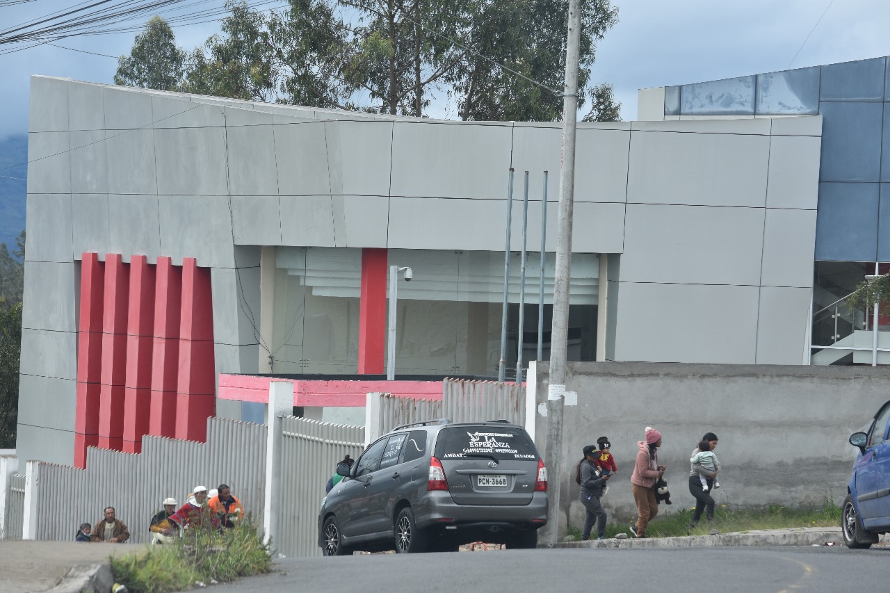 En las afueras del Centro de Investigaciones Forenses los familiares del fallecido lloraban su muerte.