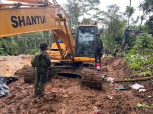 FF.AA. inutiliza ocho excavadoras en operaciones militares contra la minería ilegal
