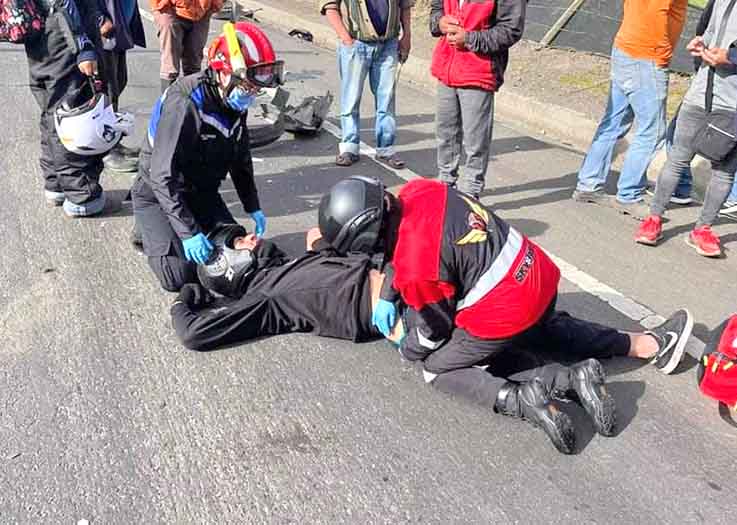 CORTESÍA. El cuerpo de Bomberos de Cayambe prestó ayuda a los heridos.