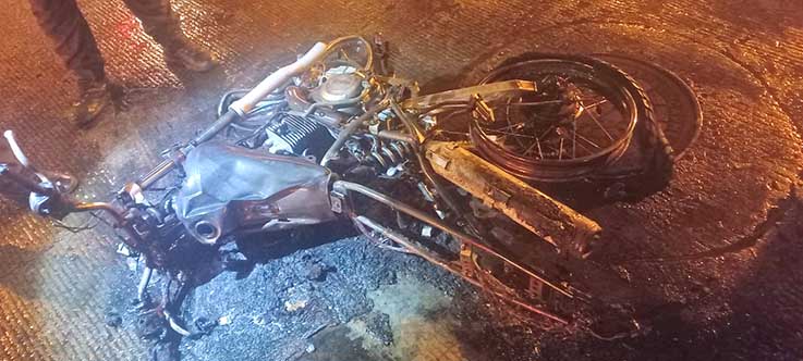 TRAGEDIA.  El choque se dio entre la moto y un carro.