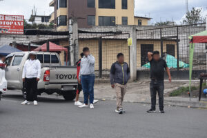 Revendedores de carros acosan a conductores en Ambato
