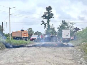 Protesta y quema de llantas en la Velasco Ibarra