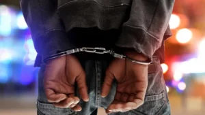 Hombre es detenido por hurtar productos en un centro comercial