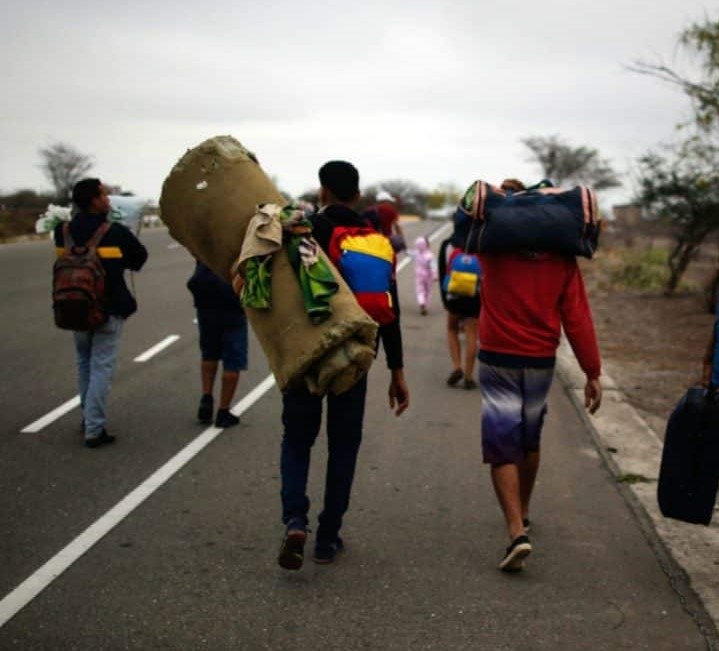 Los migrantes se dedican a pedir caridad y a trabajar en los buses para recolectar dinero.