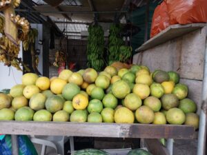 ¿Por qué hay escasez de frutas en los mercados de Quevedo?