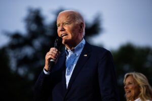 Biden insiste en buscar la reelección mientras destacados mecenas le retiran su respaldo