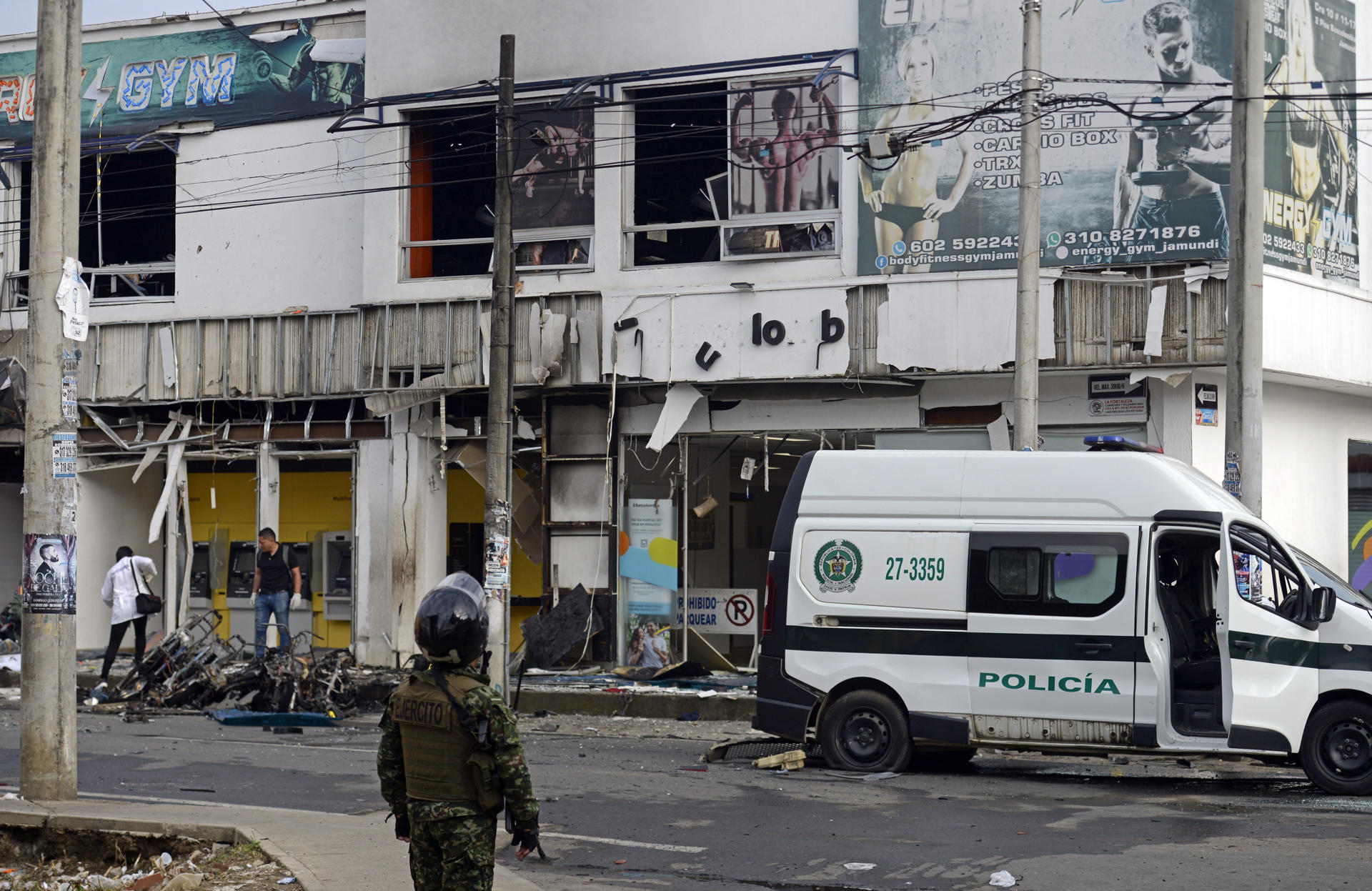 ACCIONES. Investigadores de la Policía colombiana mientras recogen evidencias luego de una explosión en Jamundí en junio de 2024.