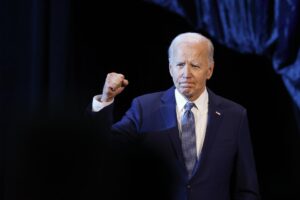 La jefa de campaña admite que Biden ha perdido apoyos pero que seguirá en la carrera