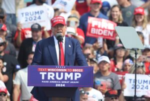 Donald Trump cree que Joe Biden seguirá como candidato: «Es difícil rendirse de esa manera, de la forma en que están tratando de expulsarlo»