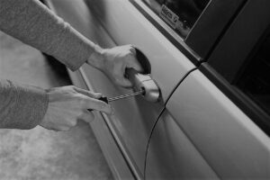 En Ambato drogan a un hombre y le roban varias piezas de su carro