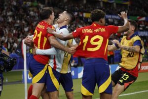 Oyarzabal y Williams dirigen a España hacia su cuarta Eurocopa