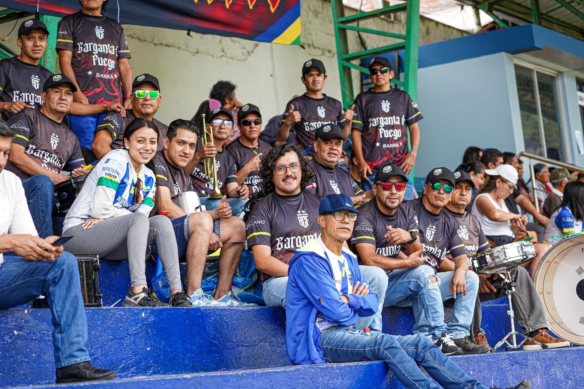 La barra ‘Garganta de Fuego’ está conformada por alrededor de 40 hinchas que alientan a Baños Ciudad de Fuego.