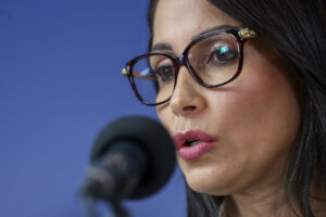 Luisa Gonzalez evita referirse al contenido de los chats de Verduga y desacredita a sus coidearias por los ecuadólares
