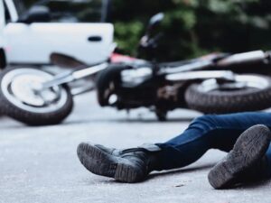 Motociclistas involucrados en accidentes fallecen con más frecuencia a partir de las 16:00