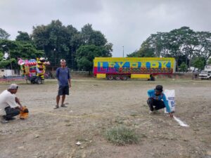 Fiestas de San Camilo: Revisión y montaje de juegos mecánicos en curso
