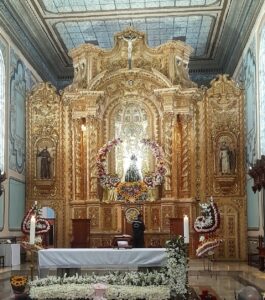 La Santísima Virgen del Cisne brilla en su altar gracias al talento humano que lo hace posible
