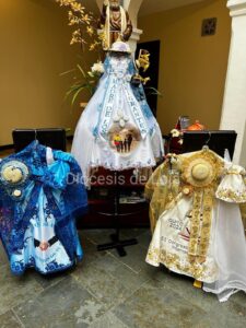 La Santísima Virgen del Cisne brilla en su altar gracias al talento humano que lo hace posible