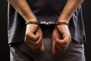 Hombre toma de rehén a una niña para no ser detenido
