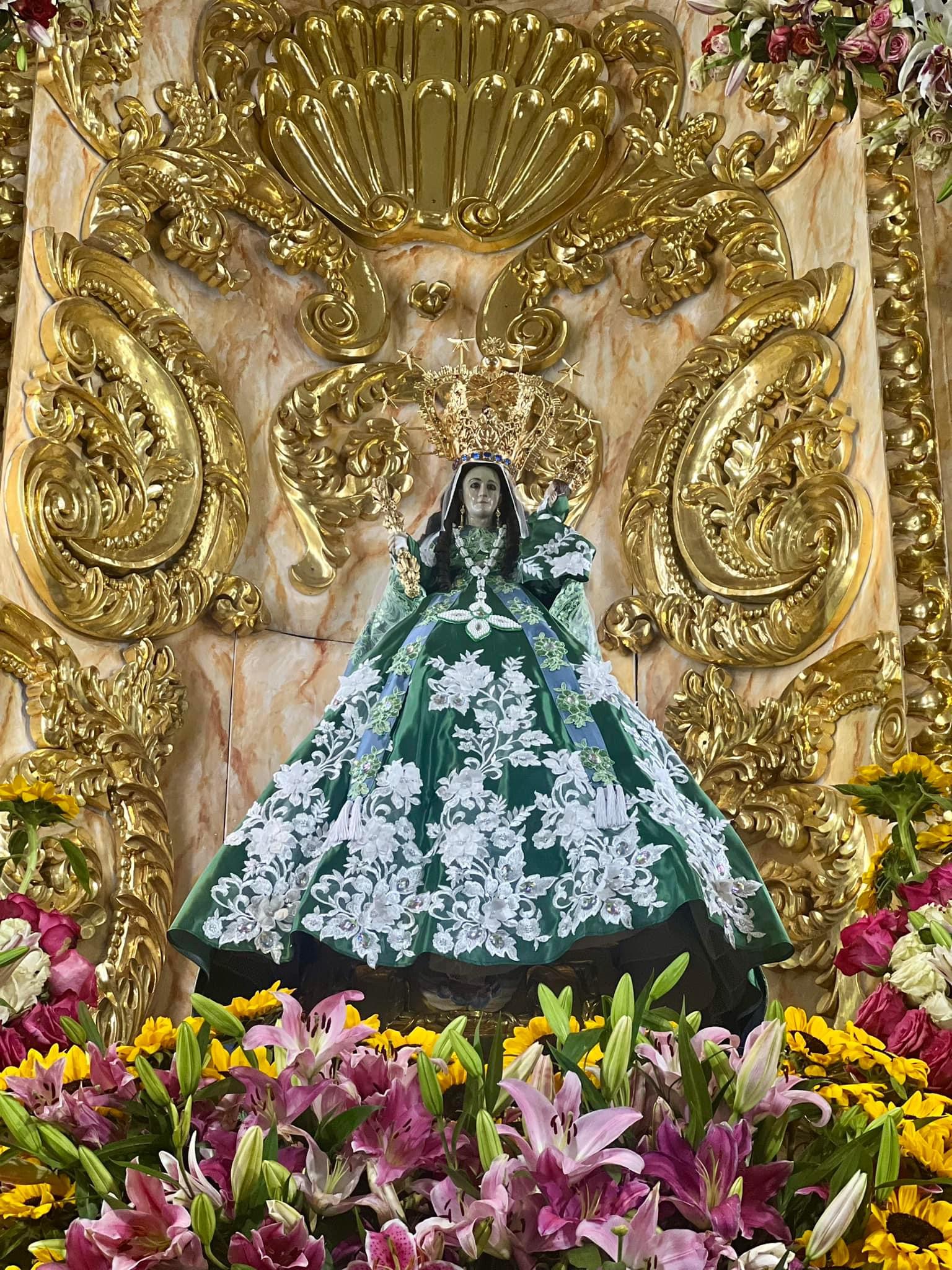La Santísima Virgen del Cisne brilla en su altar gracias al talento humano que lo hace posible