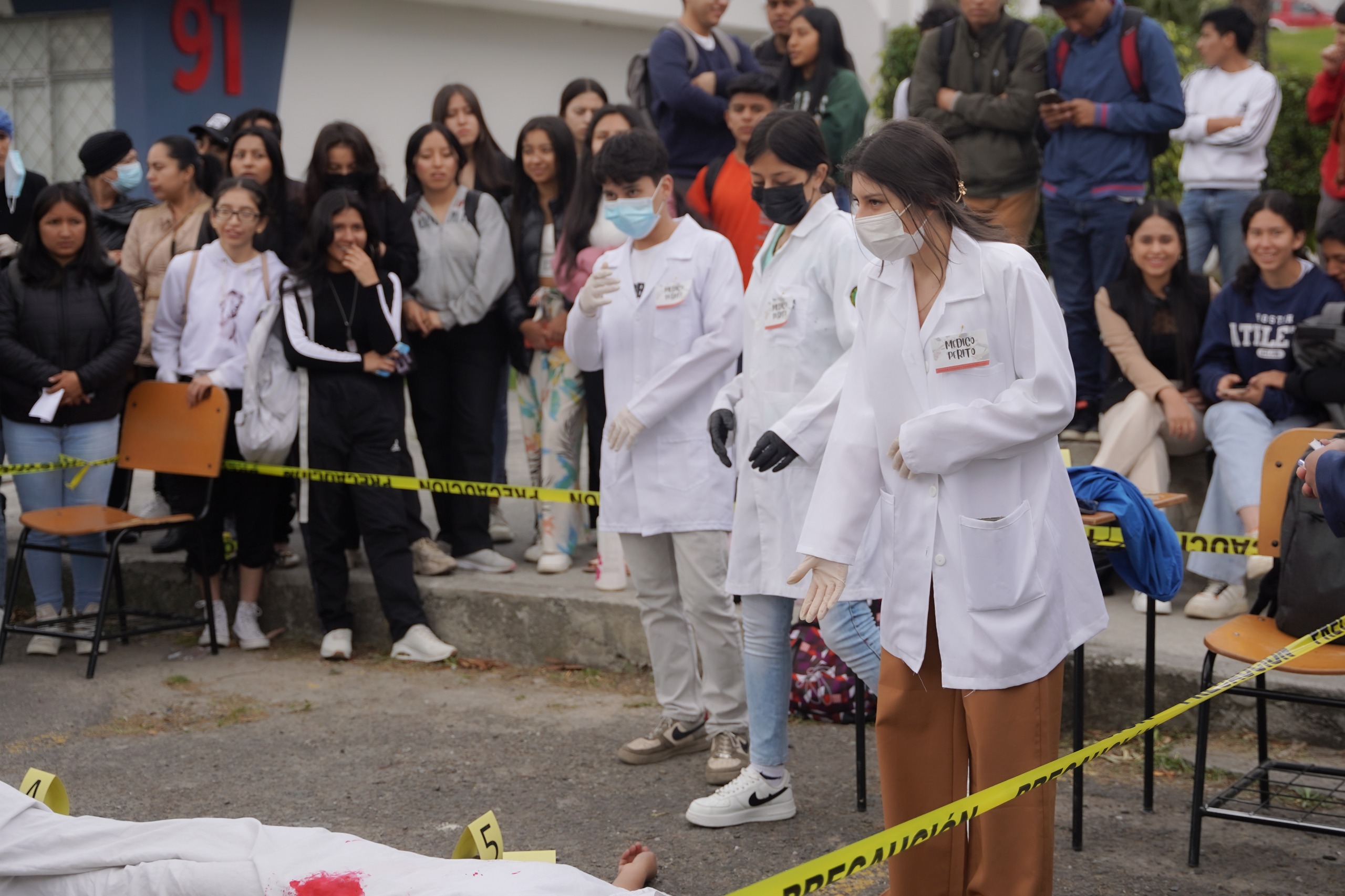 Estudiantes de Derecho de la UNL practican criminalística en feria explicativa
