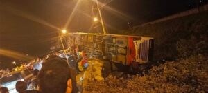 Bus de una cooperativa de Carchi se volcó dejando un fallecido y 19 heridos
