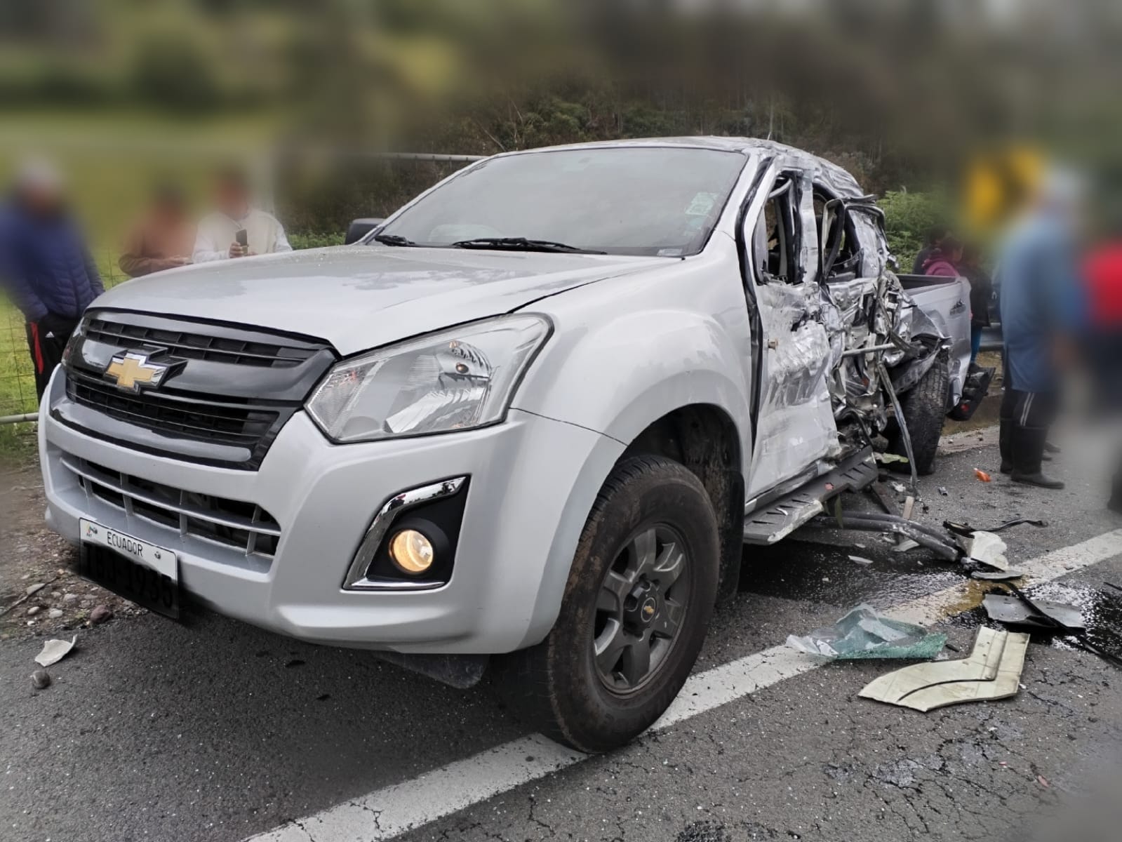 El accidente registró varios daños materiales en los tres vehículos implicados. (Foto cortesía Bomberos de Mocha)