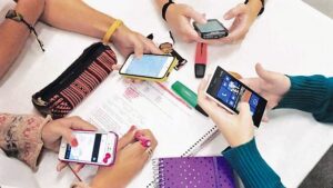 TENDENCIA. El 50% de adolescentes en Ecuador tiene un celular.