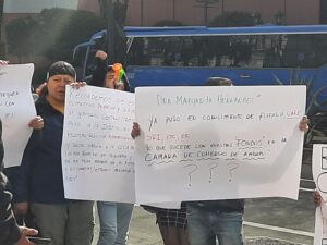 Crisis en Cooperativa Cámara de Comercio de Ambato: «Necesito operarle a mi hija de urgencia; pero me dan un turno para entregarme $100 en la vía pública»