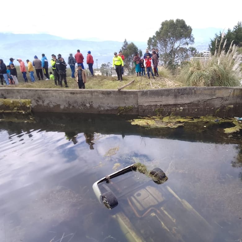 Bomberos de Ambato rescataron el cuerpo del tanque reservorio.