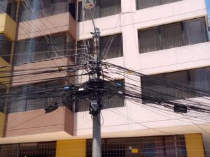 Quito: proponen sancionar a las empresas que no retiren cables en desuso