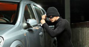 Ambato: Le desmantelan el carro hasta ir a comprar