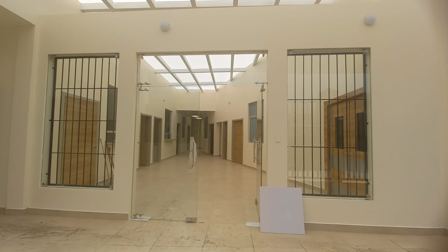 Así está el centro de salud de La Península.